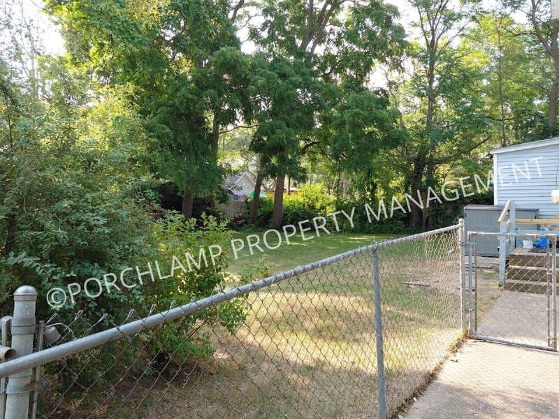 Muskegon Condo: 319 East Forest Avenue