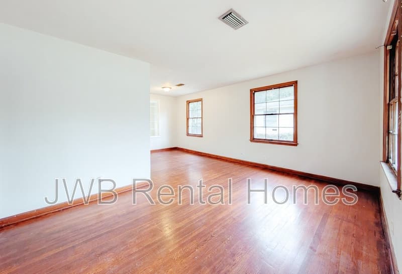 Jacksonville House: 1214 Kenmore St