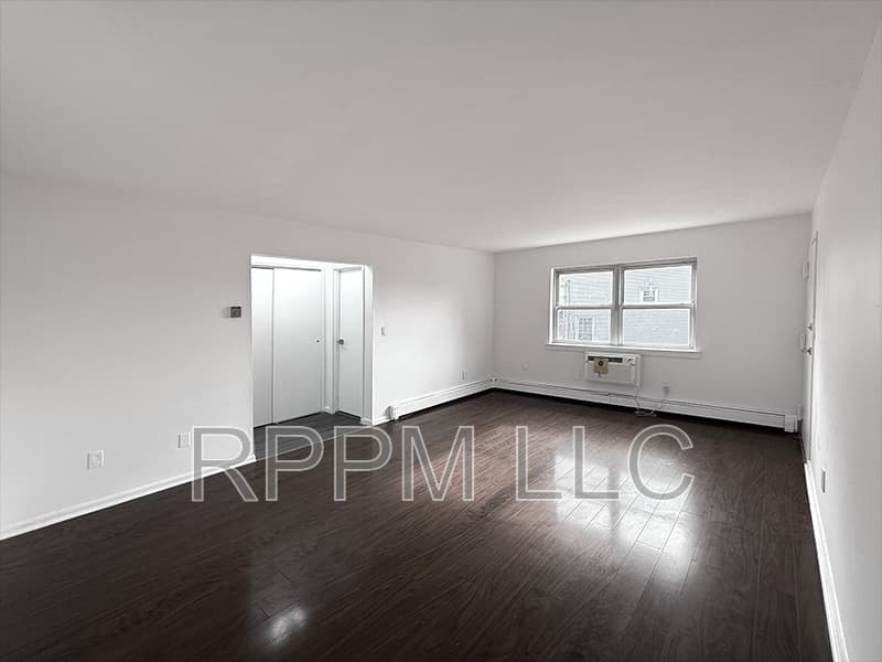 Belleville Condo: 19 Van Rensselear St #4