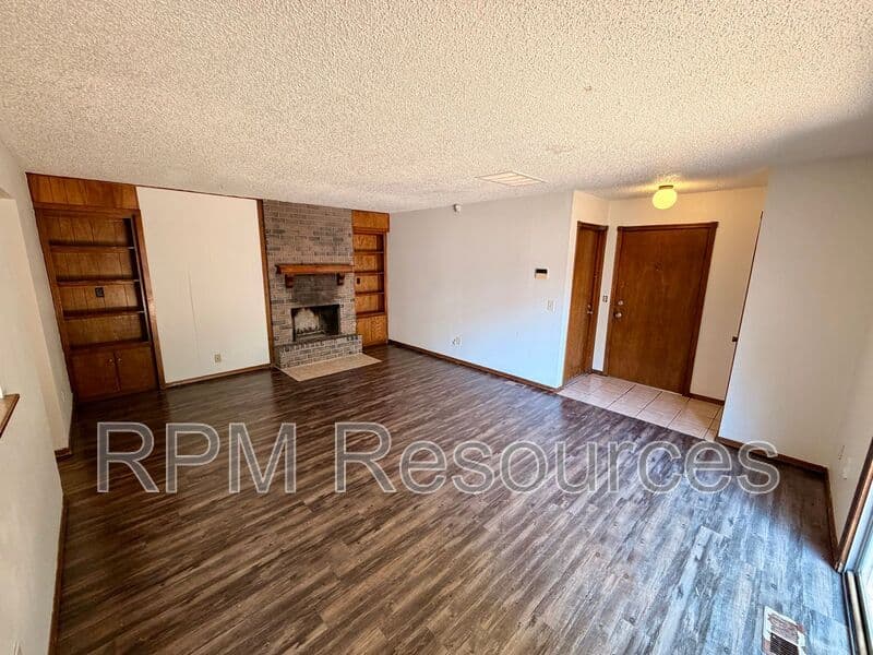 Oklahoma City Condo: 7000 Woodlake Dr