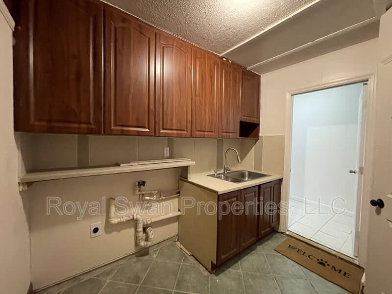 Auburndale House: 222 Lakeview Drive