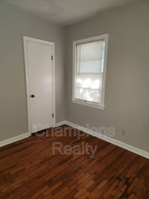 Columbus House: 5415 Eugenia Ave