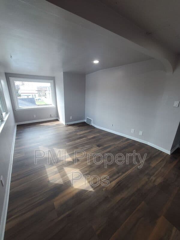 Milwaukee Condo: 159A S 78th St