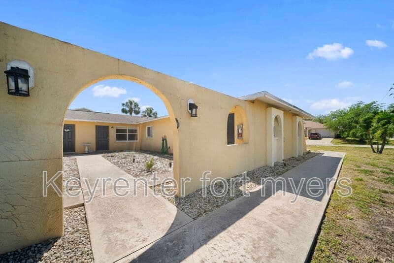 Fort Myers House: 13403 Pine Needle Ln