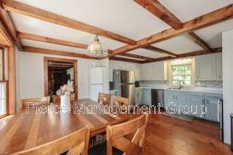 Henniker House: 32 Morse Circle