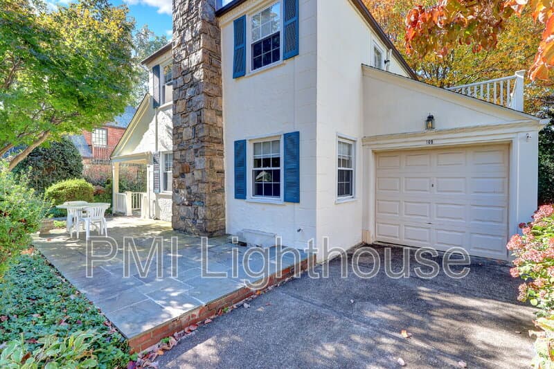 Manhasset House: 109 Chase Road