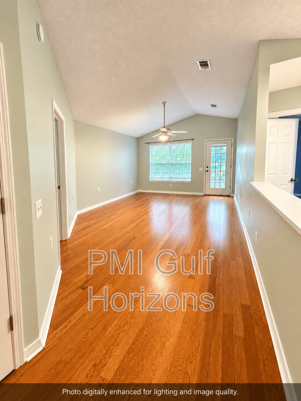 Pensacola House: 1310 Sunrunner Place