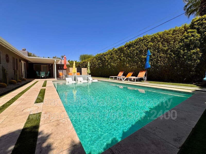 Palm Springs House: 2004 N San Antonio Rd