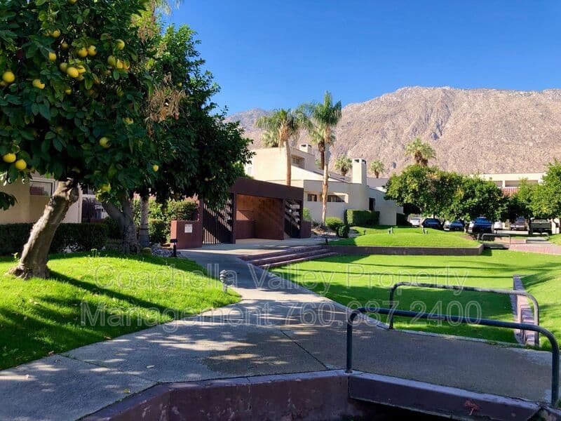 Palm Springs House: 999 Village Square South