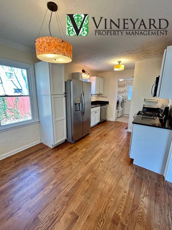 Smyrna House: 1995 Benson Ave SE