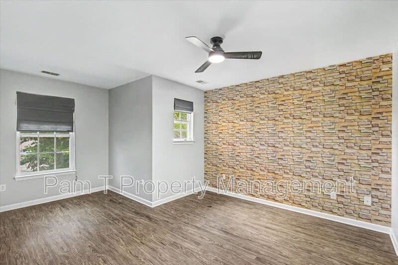 Pooler House: 4 Bainbridge Way