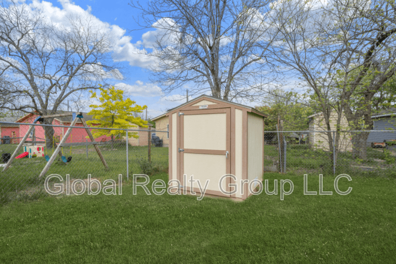 New Braunfels House: 161 S Krueger Ave
