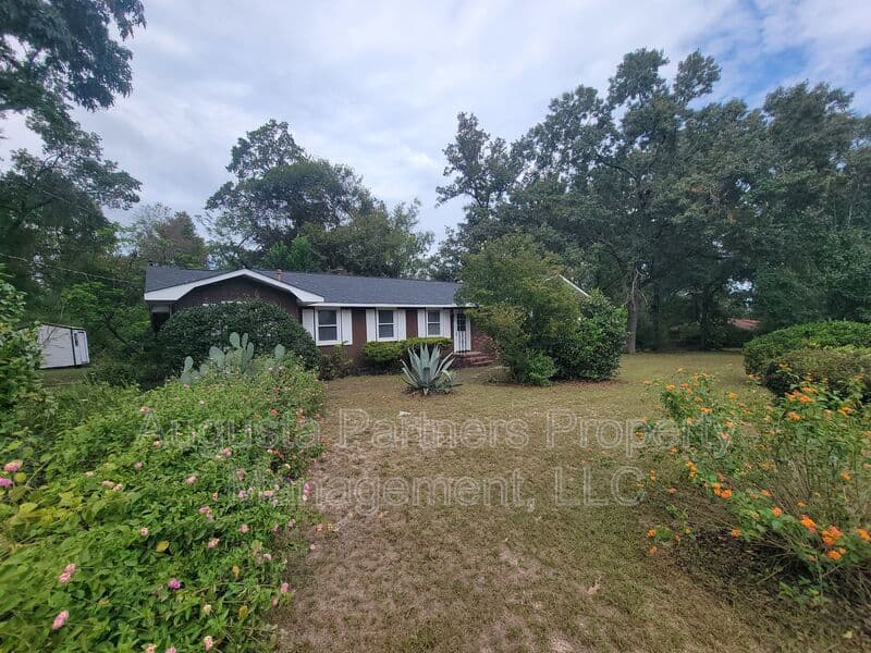 Augusta House: 323 Pineview Drive