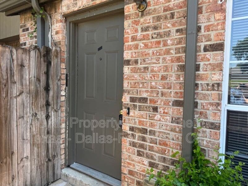 Irving Apartment: 4002-4004 W. Pioneer Dr