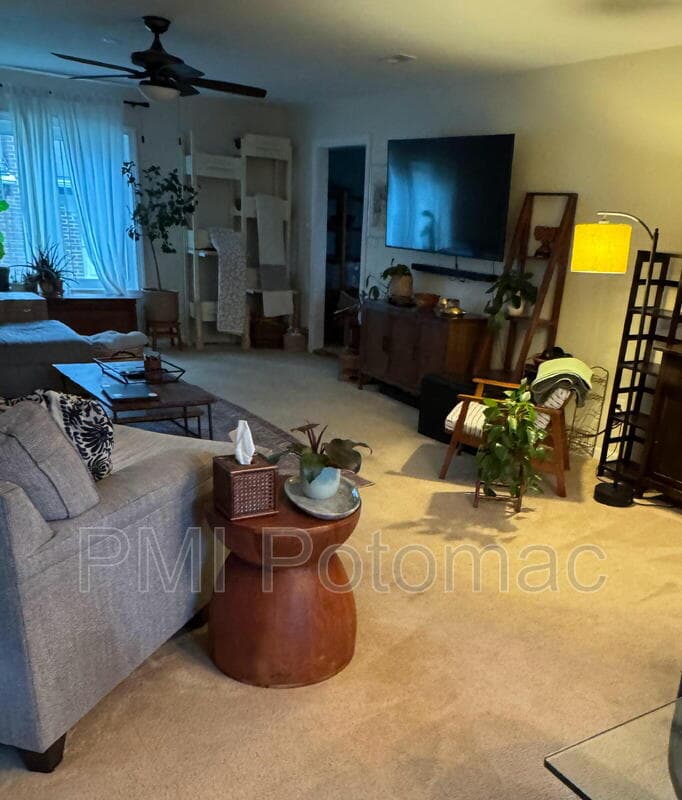 Bowie House: 12618 Kavanaugh Ln