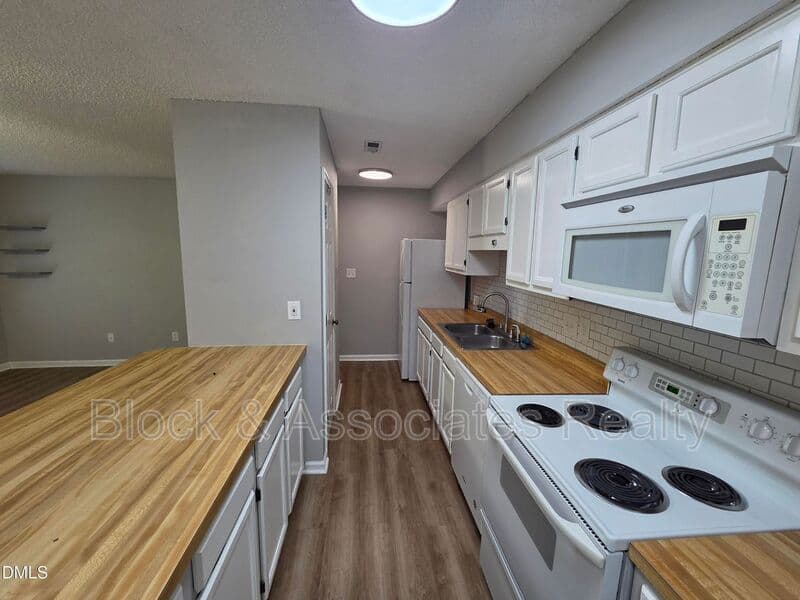 Raleigh Condo: 2011 Quaker Lndg