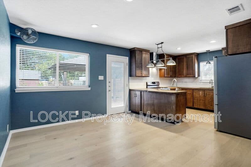 Benbrook House: 1004 Usher St