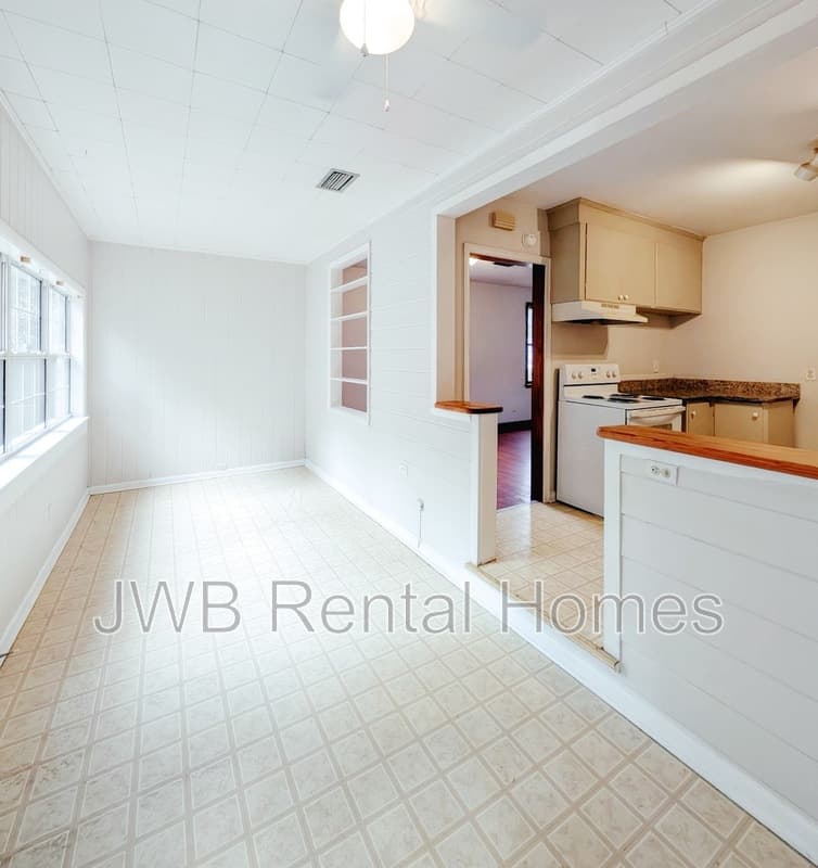 Jacksonville House: 1214 Kenmore St