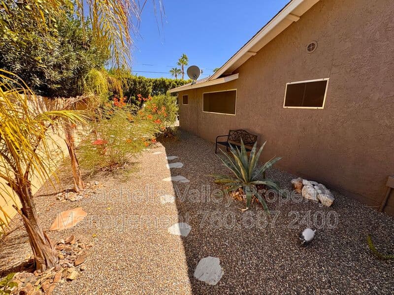 Palm Springs House: 2004 N San Antonio Rd