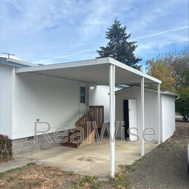 Winston House: 120 Woodland Dr