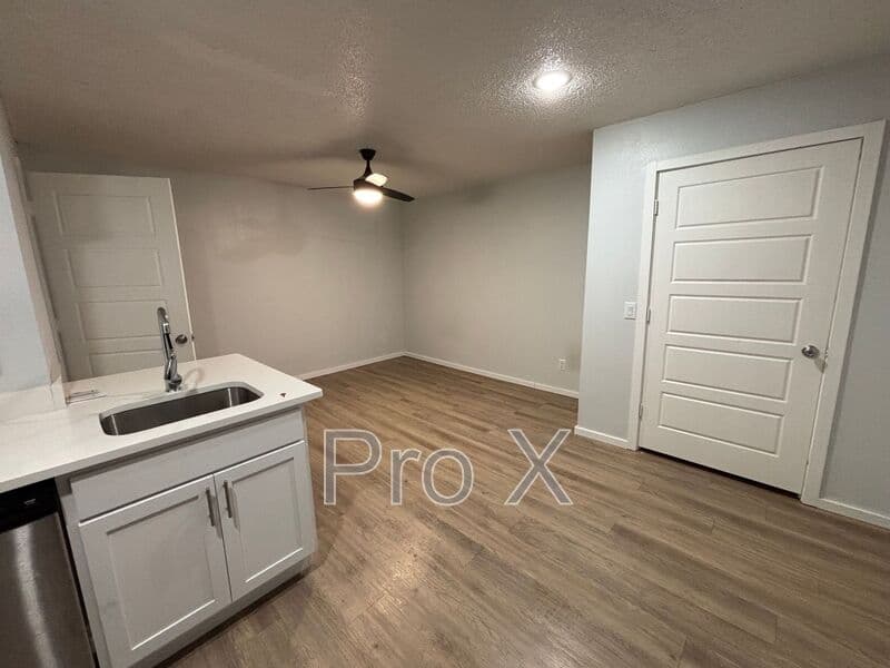 Fayetteville House: 942 W Holly St