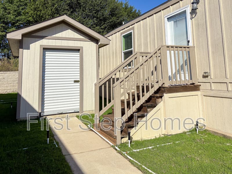 Tyler House: 121 Tres Cruces St