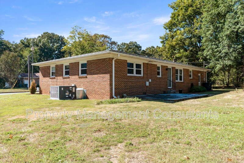 Huntsville House: 3200 West Helena Drive Northwest