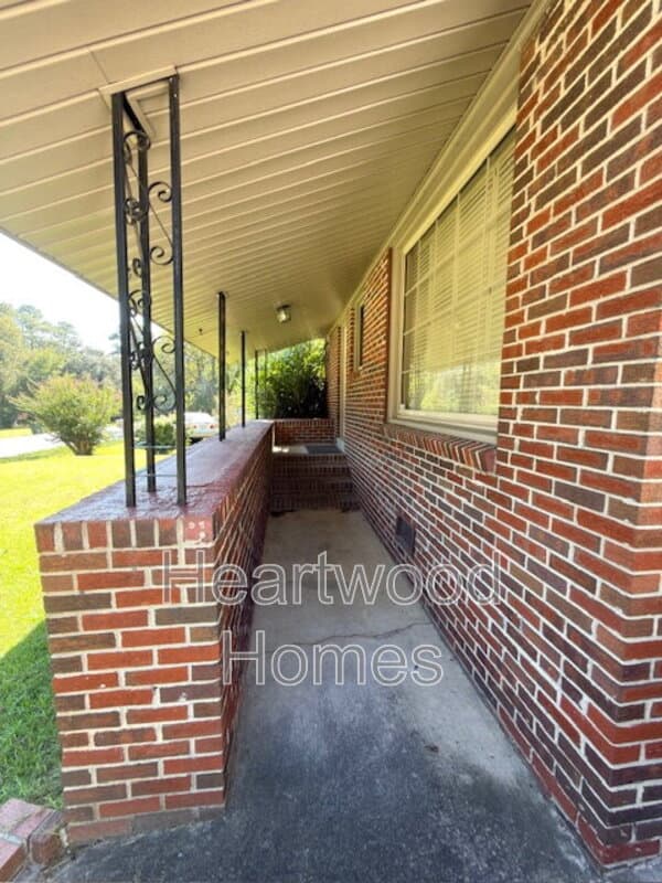 Columbia House: 1213 Deerwood Street