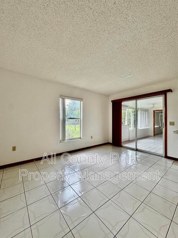 Lakeland House: 3919 Lehman Ct