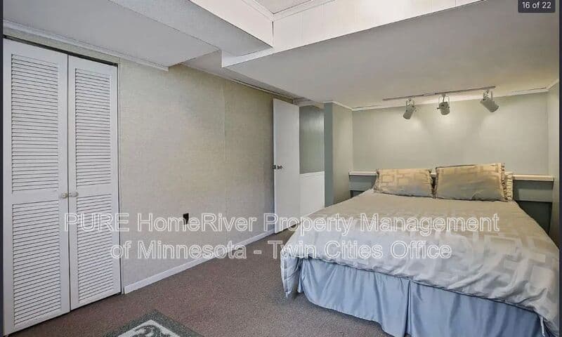 Saint Louis Park House: 1642 Edgewood Ave S