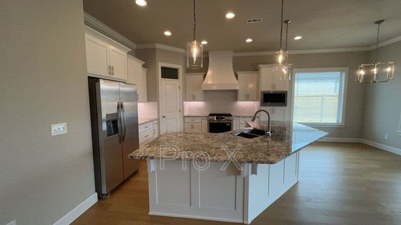 Pea Ridge House: 2408 Charles St
