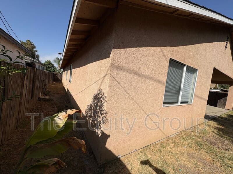 Visalia House: 1747 West Connelly Ave
