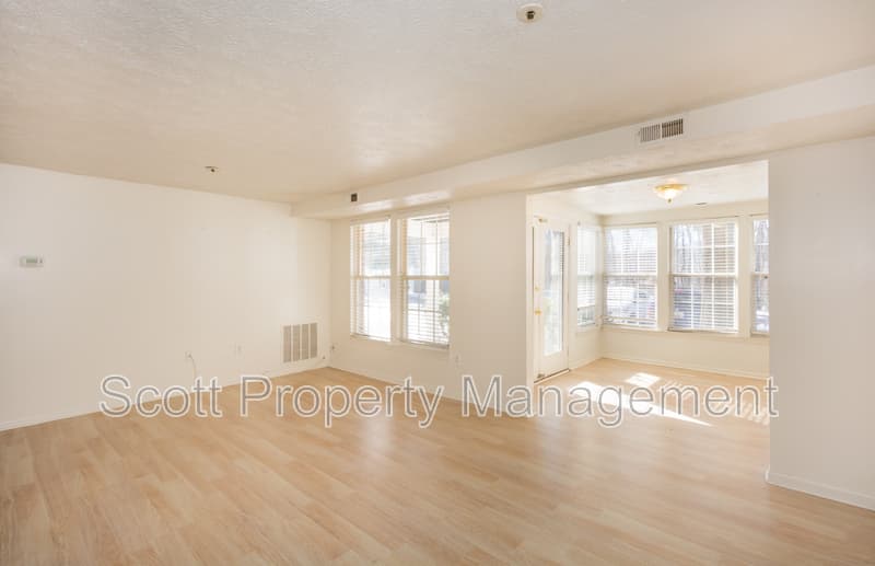 Edgewood Condo: 903 Woodbridge Court
