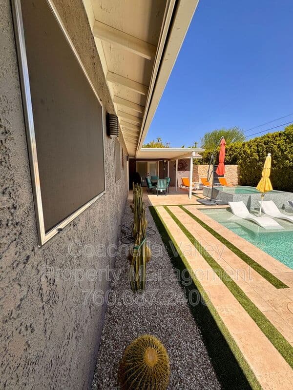 Palm Springs House: 2004 N San Antonio Rd
