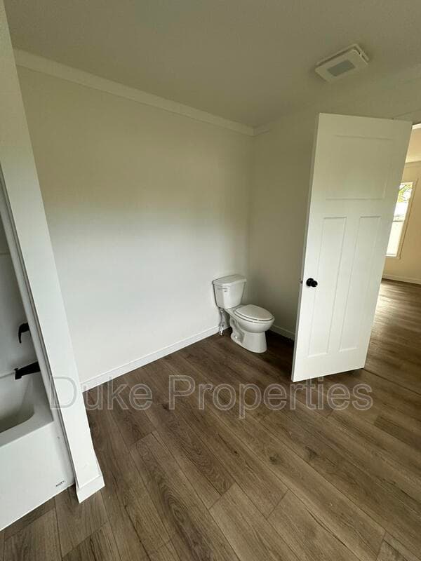 Utica House: 224 Tipperary Drive