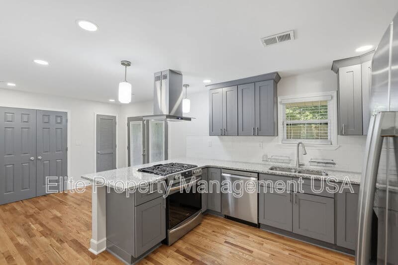 Decatur House: 1395 Dennis Drive