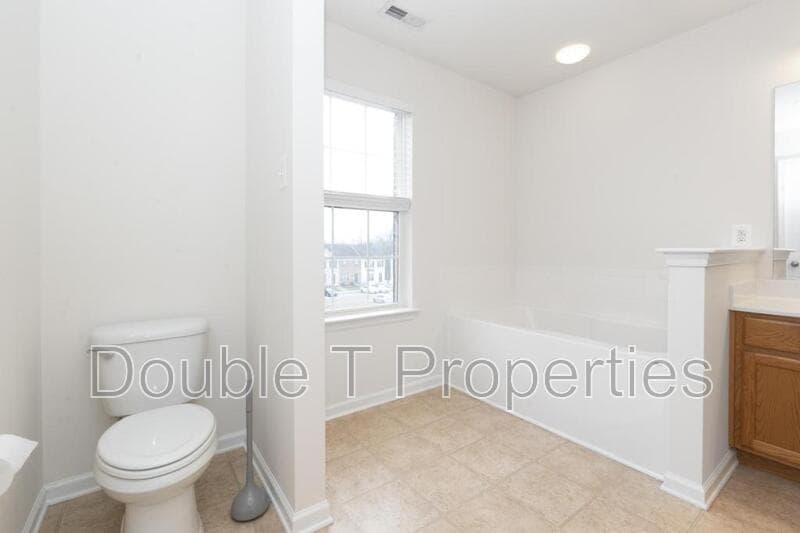 Edgewood House: 1841 Graymount Way