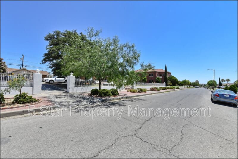 El Paso House: 3030 Aurora Avenue