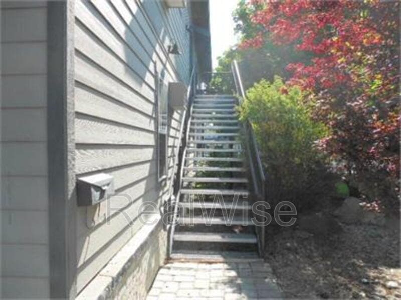 Redmond Condo: 219 NW 6th St