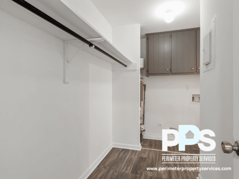 Conyers House: 1510-1512-1514 Pine Log Road