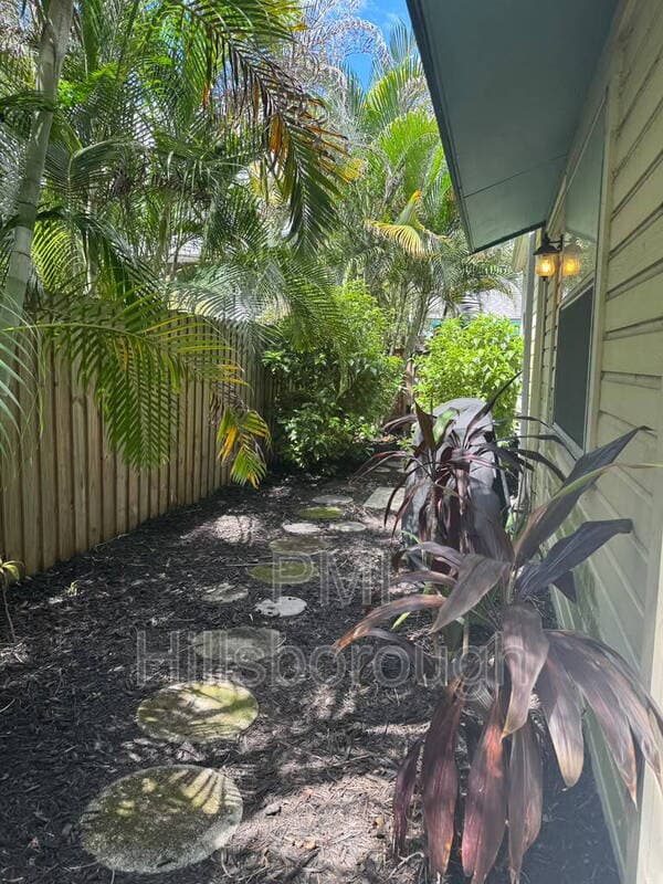 Tampa House: 1403 E Paris St
