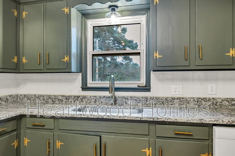 Columbia Condo: 1911 Cermack St