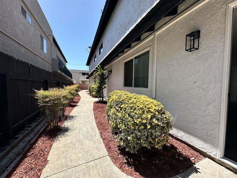 Santa Ana Condo: 810 S Flower St.
