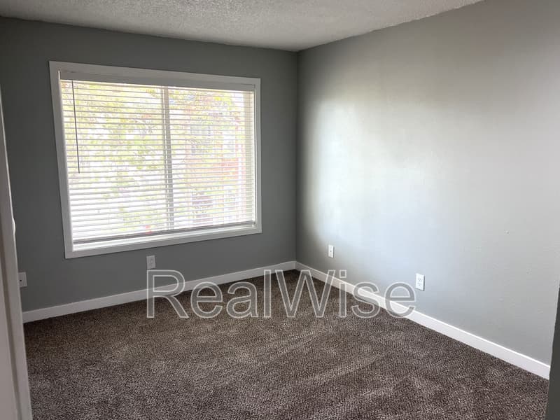 Portland Townhome: 2467 SE 135th Ave
