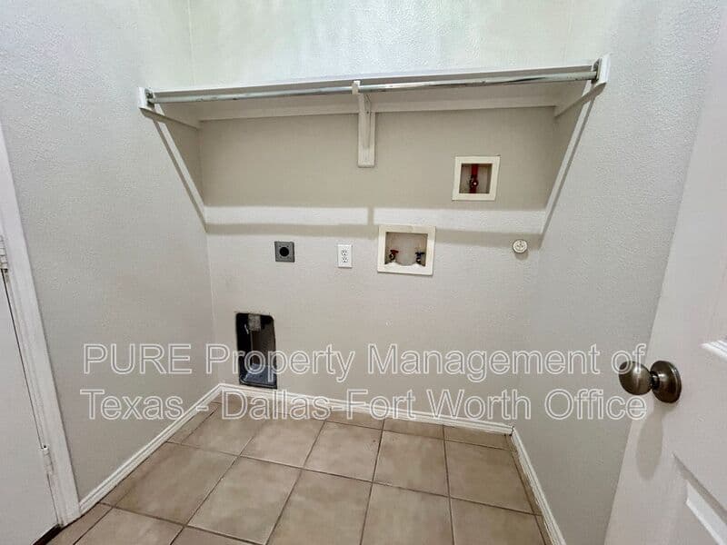 Fort Worth House: 321 Fossil Bridge Drive