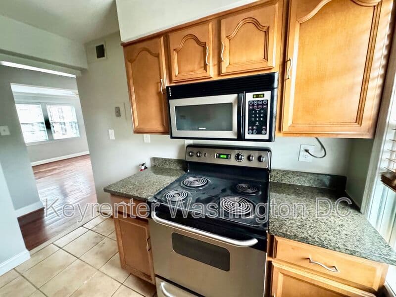 Washington Condo: 3805 W St, SE