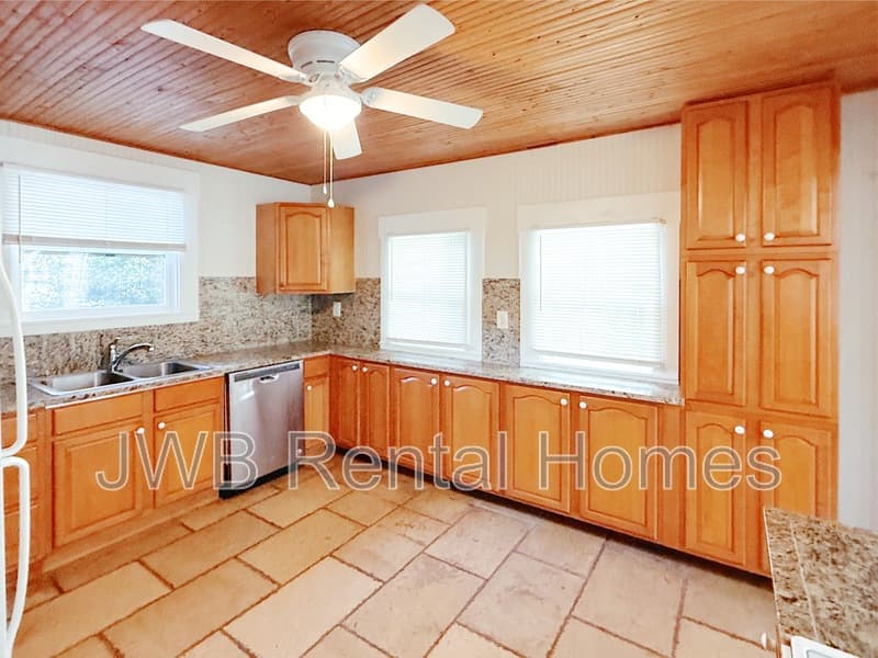Jacksonville House: 3869 Concord St