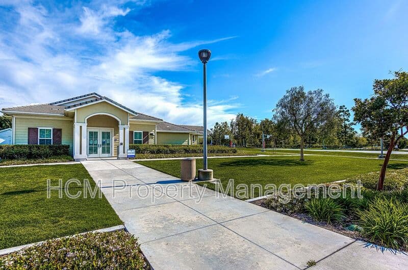 Irvine House: 315 Silk Tree Street