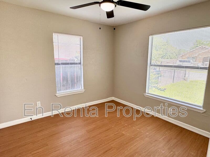 Fort Worth House: 525 Hammond St.