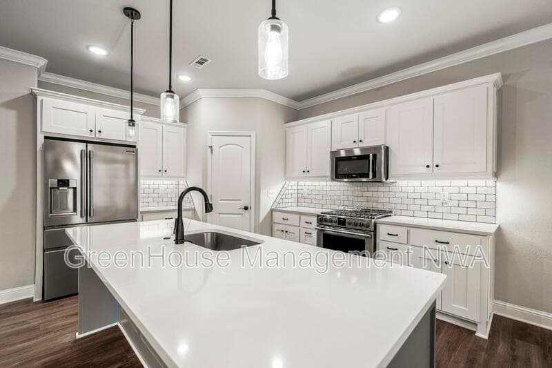 Bella Vista House: 28 Mills Dr